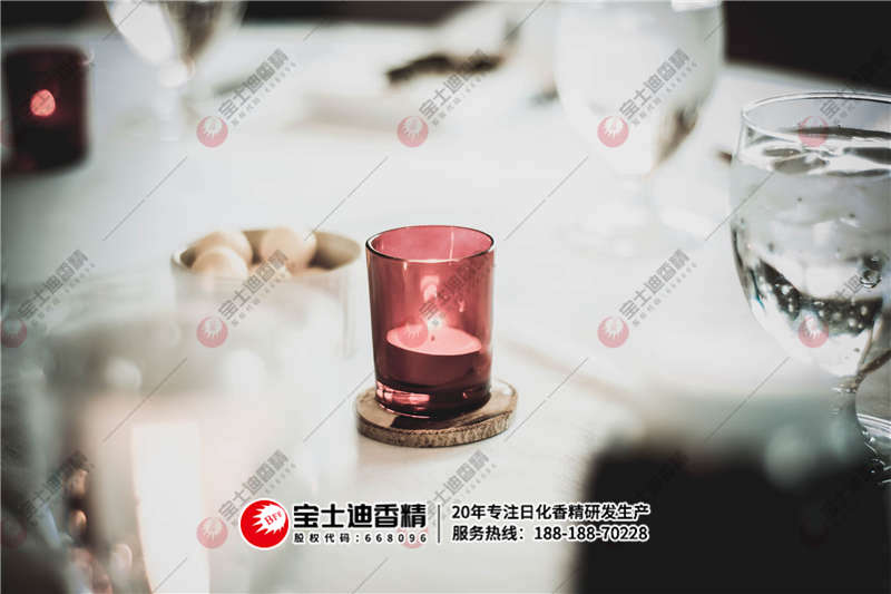 点着的香氛蜡烛